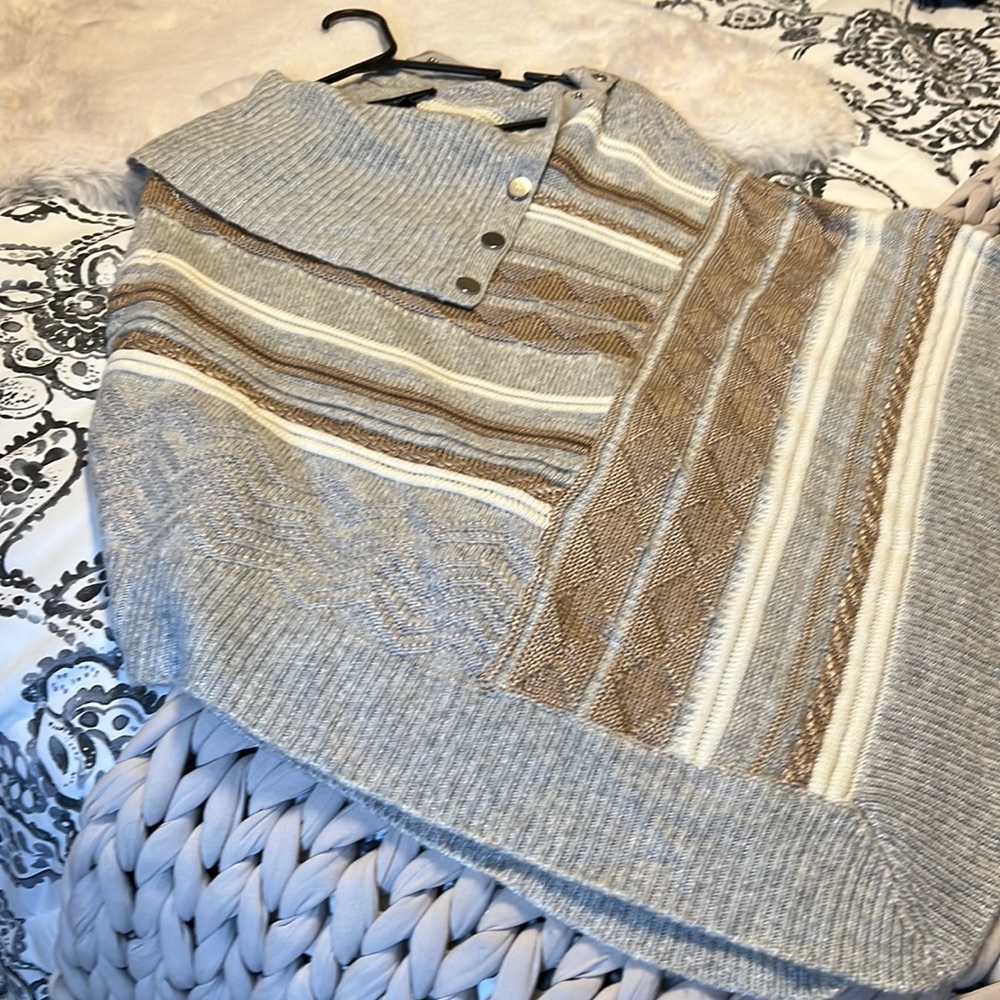 White House Black Market Shawl or Poncho Xs